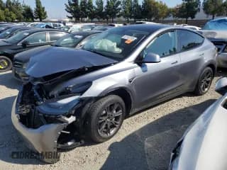 ✅ 2025 Tesla Model Y Long Range • VIN: 7SAYGDED4SF320852 • Lot: 82130155. Wystawiony na Copart z przebiegiem 7 011 mil. Bezpłatny archiwum sprzedaży aukcyjnych z USA i szczegółowy raport historii pojazdu na DreamBid. Zdjęcie 1.