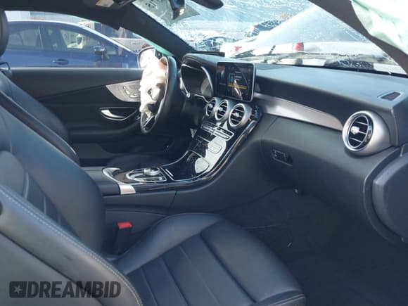 ✅ 2019 Mercedes-Benz C 300 • VIN: WDDWJ8DB4KF823778 • Lot: 41083715. Wystawiony na IAAI z przebiegiem Nie podano. Bezpłatny archiwum sprzedaży aukcyjnych z USA i szczegółowy raport historii pojazdu na DreamBid. Zdjęcie 5.