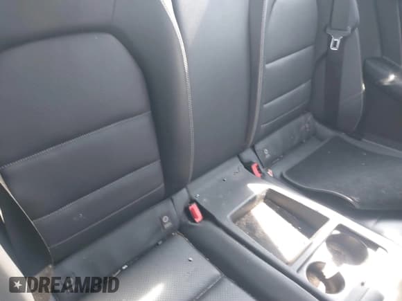 ✅ 2013 Mercedes-Benz C 250 • VIN: WDDGJ4HB0DF977768 • Lot: 41521807. Wystawiony na IAAI z przebiegiem Nie podano. Bezpłatny archiwum sprzedaży aukcyjnych z USA i szczegółowy raport historii pojazdu na DreamBid. Zdjęcie 8.