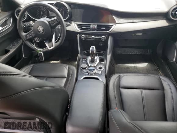 ✅ 2021 Alfa Romeo Giulia • VIN: ZARFAMAN0M7642049 • Lot: 60761455. Wystawiony na Copart z przebiegiem 34 208 mil. Bezpłatny archiwum sprzedaży aukcyjnych z USA i szczegółowy raport historii pojazdu na DreamBid. Zdjęcie 8.