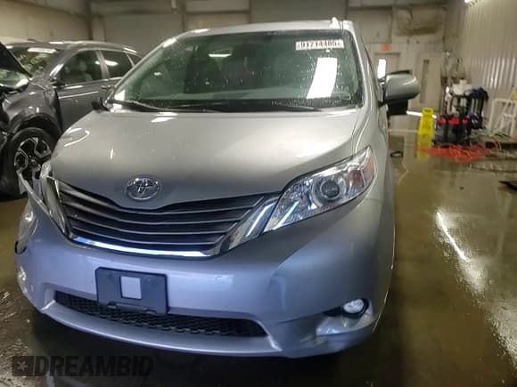 ✅ 2017 Toyota Sienna XLE • VIN: 5TDYZ3DC9HS881966 • Lot: 91714485. Wystawiony na Copart z przebiegiem 47 634 mil. Bezpłatny archiwum sprzedaży aukcyjnych z USA i szczegółowy raport historii pojazdu na DreamBid. Zdjęcie 14.