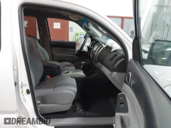 ✅ 2014 Toyota Tacoma • VIN: 3TMLU4EN5EM158285 • Lot: 42583384. Listed on IAAI with 11,353 mi. Free auction sales archive from the USA and detailed vehicle history report at DreamBid. Image 5.