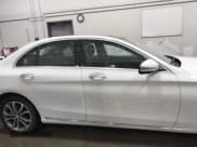 ✅ 2017 Mercedes-Benz C 300 • VIN: 55SWF4KB8HU180340 • Lot: 41613092. Wystawiony na IAAI z przebiegiem 82 818 mil. Bezpłatny archiwum sprzedaży aukcyjnych z USA i szczegółowy raport historii pojazdu na DreamBid. Zdjęcie 13.