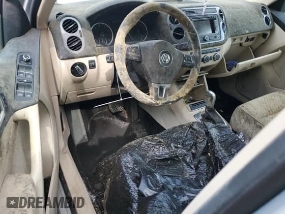 ✅ 2013 Volkswagen Tiguan S • VIN: WVGBV7AX5DW520398 • Лот: 84586225. Опубликован ранее на Copart с пробегом Не указан. Бесплатный доступ к архиву аукционных продаж из США и подробный отчёт об истории автомобиля на DreamBid. Изображение 8.