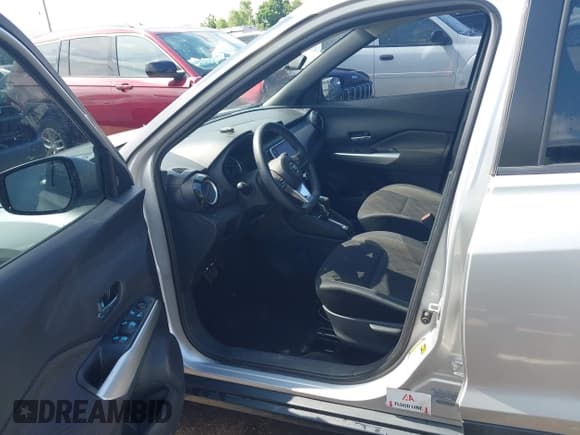 ✅ 2018 Nissan Kicks SV • VIN: 3N1CP5CU8JL507286 • Lot: 42380275. Wystawiony na IAAI z przebiegiem 80 896 mil. Bezpłatny archiwum sprzedaży aukcyjnych z USA i szczegółowy raport historii pojazdu na DreamBid. Zdjęcie 12.