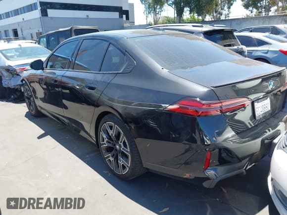 ✅ 2026 BMW 5 Series 530i • VIN: WBA43FJ08TCU98197 • Lot: 42604141. Listed on IAAI with 887 mi. Free auction sales archive from the USA and detailed vehicle history report at DreamBid. Image 3.