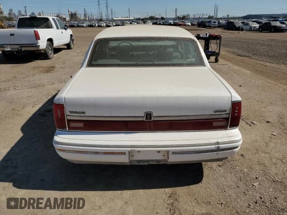 ✅ 1994 Lincoln Town Car Signature • VIN: 1LNLM82W3RY633555 • Lot: 81430533. Wystawiony na Copart z przebiegiem 202 350 mil. Bezpłatny archiwum sprzedaży aukcyjnych z USA i szczegółowy raport historii pojazdu na DreamBid. Zdjęcie 6.