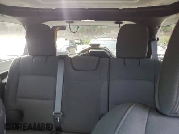 ✅ 2022 Jeep Wrangler Unlimited Sahara Altitude • VIN: 1C4HJXEG3NW120684 • Lot: 80359425. Wystawiony na Copart z przebiegiem 50 464 mil. Bezpłatny archiwum sprzedaży aukcyjnych z USA i szczegółowy raport historii pojazdu na DreamBid. Zdjęcie 10.