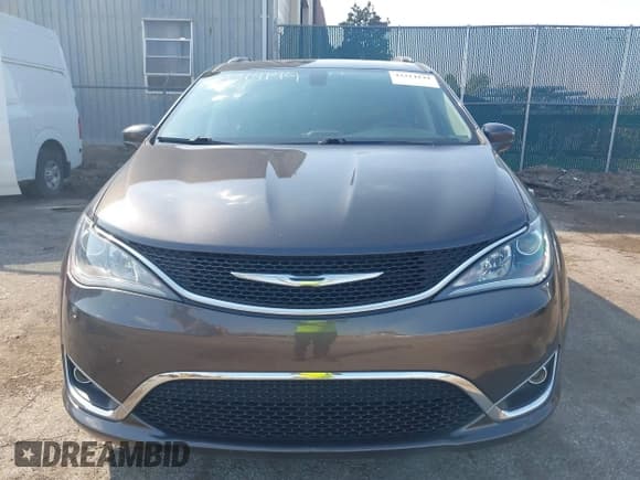 ✅ 2017 Chrysler Pacifica Touring L Plus • VIN: 2C4RC1EG5HR768584 • Lot: 43314144. Listed on IAAI with 184,892 mi. Free auction sales archive from the USA and detailed vehicle history report at DreamBid. Image 12.