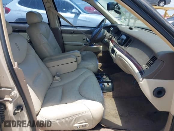 ✅ 1997 Lincoln Town Car Cartier • VIN: 1LNLM83W8VY627663 • Лот: 42392454. Опубликован ранее на IAAI с пробегом 209 440 миль. Бесплатный доступ к архиву аукционных продаж из США и подробный отчёт об истории автомобиля на DreamBid. Изображение 5.