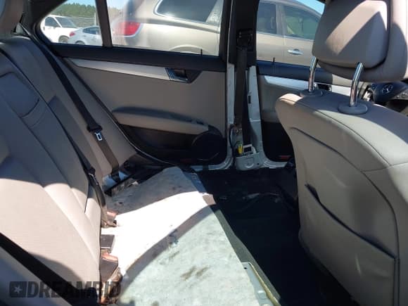 ✅ 2008 Mercedes-Benz C 300 Sport • VIN: WDDGF54X78R014329 • Lot: 43517586. Wystawiony na IAAI z przebiegiem 242 871 mil. Bezpłatny archiwum sprzedaży aukcyjnych z USA i szczegółowy raport historii pojazdu na DreamBid. Zdjęcie 8.