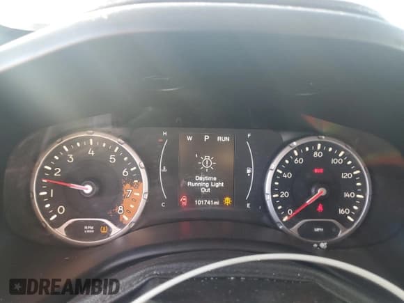 ✅ 2018 Jeep Renegade Sport • VIN: ZACCJBAB5JPG80768 • Lot: 93261935. Wystawiony na Copart z przebiegiem 101 741 mil. Bezpłatny archiwum sprzedaży aukcyjnych z USA i szczegółowy raport historii pojazdu na DreamBid. Zdjęcie 9.