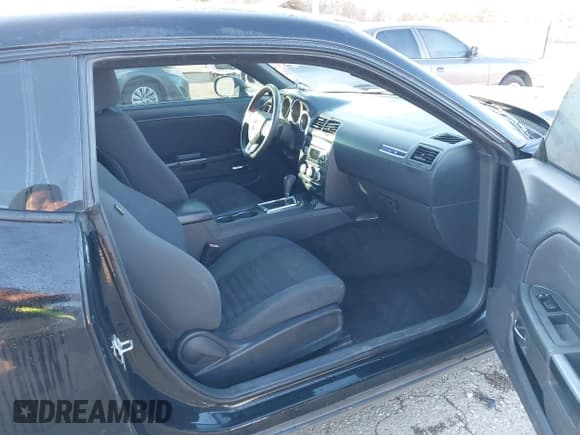 ✅ 2012 Dodge Challenger SXT • VIN: 2C3CDYAG1CH176670 • Lot: 41237080. Wystawiony na IAAI z przebiegiem 142 924 mil. Bezpłatny archiwum sprzedaży aukcyjnych z USA i szczegółowy raport historii pojazdu na DreamBid. Zdjęcie 5.