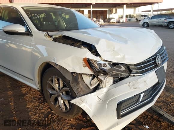 ✅ 2017 Volkswagen Passat S • VIN: 1VWAT7A33HC019579 • Lot: 42889382. Wystawiony na IAAI z przebiegiem 55 544 mil. Bezpłatny archiwum sprzedaży aukcyjnych z USA i szczegółowy raport historii pojazdu na DreamBid. Zdjęcie 6.