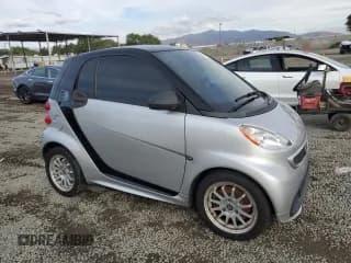 ✅ 2014 Smart fortwo Passion • VIN: WMEEJ9AA2EK764072 • Lot: 93489255. Wystawiony na Copart z przebiegiem 57 159 mil. Bezpłatny archiwum sprzedaży aukcyjnych z USA i szczegółowy raport historii pojazdu na DreamBid. Zdjęcie 4.