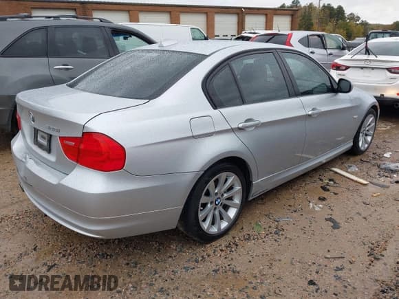 ✅ 2011 BMW 3 Series 328i • VIN: WBAPH5G55BNM78682 • Lot: 43556271. Wystawiony na IAAI z przebiegiem 141 439 mil. Bezpłatny archiwum sprzedaży aukcyjnych z USA i szczegółowy raport historii pojazdu na DreamBid. Zdjęcie 4.