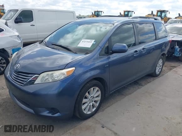 ✅ 2017 Toyota Sienna LE • VIN: 5TDJZ3DC6HS153538 • Lot: 43273412. Wystawiony na IAAI z przebiegiem 135 646 mil. Bezpłatny archiwum sprzedaży aukcyjnych z USA i szczegółowy raport historii pojazdu na DreamBid. Zdjęcie 2.