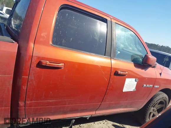 ✅ 2009 Dodge 1500 SLT • VIN: 1D3HV13T09S792739 • Lot: 41694753. Wystawiony na IAAI z przebiegiem 294 232 mil. Bezpłatny archiwum sprzedaży aukcyjnych z USA i szczegółowy raport historii pojazdu na DreamBid. Zdjęcie 13.