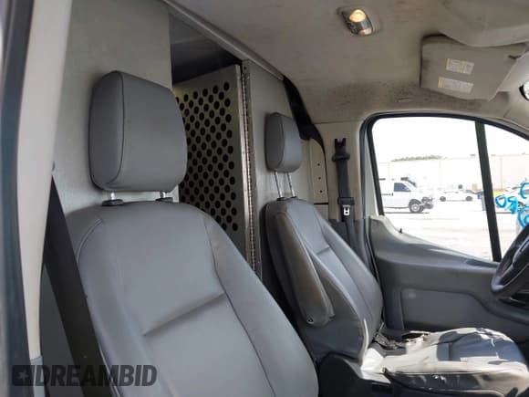 ✅ 2017 Ford Transit • VIN: 1FTYE1ZM1HKA40054 • Lot: 42844855. Wystawiony na IAAI z przebiegiem Nie podano. Bezpłatny archiwum sprzedaży aukcyjnych z USA i szczegółowy raport historii pojazdu na DreamBid. Zdjęcie 8.