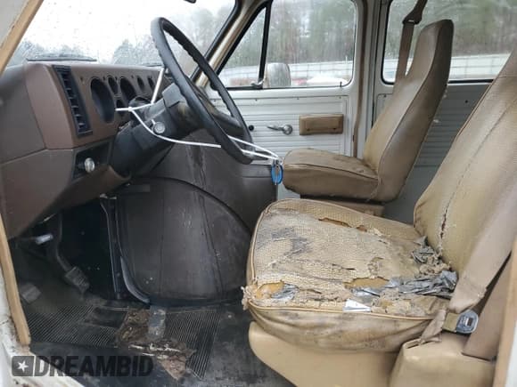✅ 1986 Chevrolet Chevy Van • VIN: 1GCEG25N0G7172290 • Лот: 84010474. Опубликован ранее на Copart с пробегом 90 574 миль. Бесплатный доступ к архиву аукционных продаж из США и подробный отчёт об истории автомобиля на DreamBid. Изображение 7.