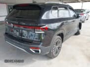 ✅ 2025 Volkswagen Taos SE • VIN: 3VVSC7B20SM015767 • Lot: 43197914. Wystawiony na IAAI z przebiegiem 6 368 mil. Bezpłatny archiwum sprzedaży aukcyjnych z USA i szczegółowy raport historii pojazdu na DreamBid. Zdjęcie 4.