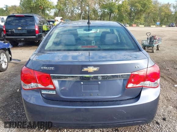 2013 Chevrolet Cruze 1LT z VIN 1G1PC5SB1D7232128, wystawiony jako IAAI lot #40415492 z przebiegiem 159 418 mil mil oraz . Historia ofert i sprzedaży dostępna na DreamBid. Obrazek 16.