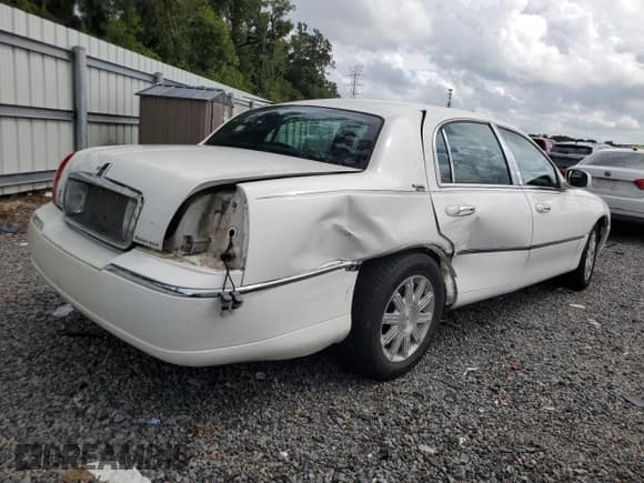 ✅ 2011 Lincoln Town Car Signature Limited • VIN: 2LNBL8CV4BX757294 • Lot: 69808014. Listed on Copart with 159,069 mi. Free auction sales archive from the USA and detailed vehicle history report at DreamBid. Image 3.