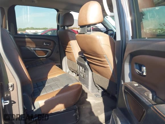 ✅ 2019 Nissan Titan Pro-4X • VIN: 1N6AA1E51KN532159 • Lot: 43380033. Wystawiony na IAAI z przebiegiem 157 340 mil. Bezpłatny archiwum sprzedaży aukcyjnych z USA i szczegółowy raport historii pojazdu na DreamBid. Zdjęcie 8.