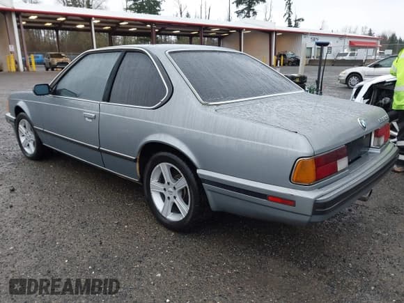 ✅ 1988 BMW 6 Series • VIN: WBAEC8414J3266701 • Лот: 43871516. Опубликован ранее на IAAI с пробегом 129 828 миль. Бесплатный доступ к архиву аукционных продаж из США и подробный отчёт об истории автомобиля на DreamBid. Изображение 3.