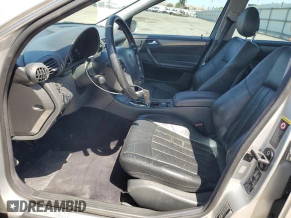 ✅ 2002 Mercedes-Benz C AMG • VIN: WDBRF65JX2F142932 • Lot: 56561925. Wystawiony na Copart z przebiegiem 191 142 mil. Bezpłatny archiwum sprzedaży aukcyjnych z USA i szczegółowy raport historii pojazdu na DreamBid. Zdjęcie 7.