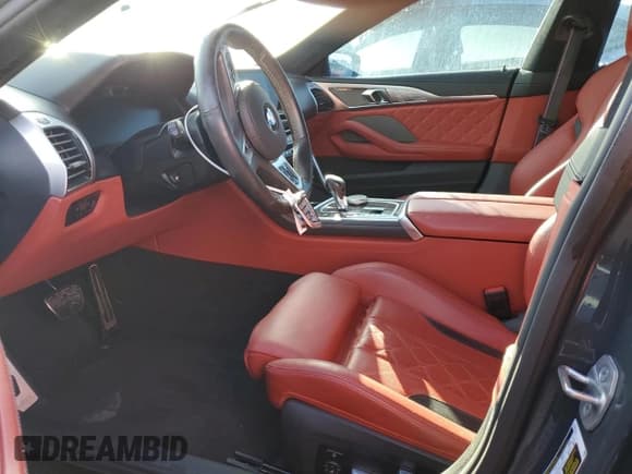 ✅ 2022 BMW M8 Competition • VIN: WBSGV0C08NCJ73663 • Lot: 67324314. Wystawiony na Copart z przebiegiem 33 697 mil. Bezpłatny archiwum sprzedaży aukcyjnych z USA i szczegółowy raport historii pojazdu na DreamBid. Zdjęcie 7.