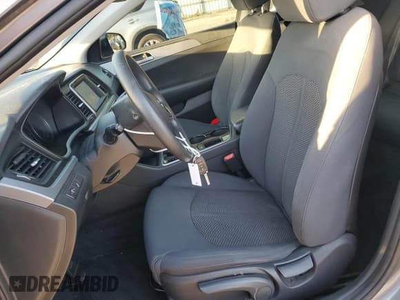 ✅ 2019 Hyundai Sonata SE • VIN: 5NPE24AF2KH739869 • Лот: 82203985. Опубликован ранее на Copart с пробегом 81 228 миль. Бесплатный доступ к архиву аукционных продаж из США и подробный отчёт об истории автомобиля на DreamBid. Изображение 7.