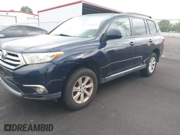 ✅ 2011 Toyota Highlander • VIN: 5TDZK3EH1BS042923 • Lot: 42284239. Listed on IAAI with 165,827 mi. Free auction sales archive from the USA and detailed vehicle history report at DreamBid. Image 2.
