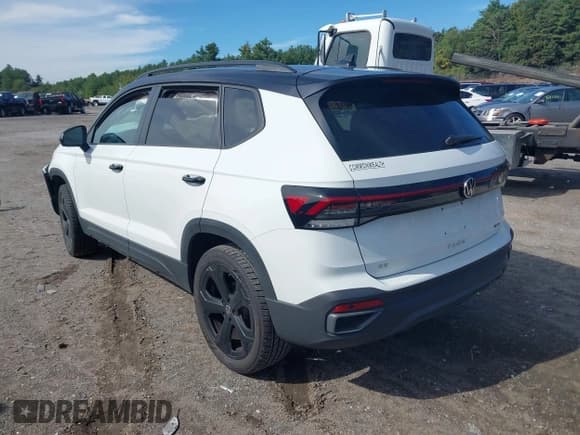 ✅ 2025 Volkswagen Taos SE Black • VIN: 3VV2C7B21SM034716 • Lot: 43169058. Wystawiony na IAAI z przebiegiem 4 773 mil. Bezpłatny archiwum sprzedaży aukcyjnych z USA i szczegółowy raport historii pojazdu na DreamBid. Zdjęcie 3.