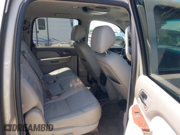 2014 Chevrolet Suburban LT z VIN 1GNSCJE05ER117100, wystawiony jako IAAI lot #42624986 z przebiegiem 198 729 mil mil oraz . Historia ofert i sprzedaży dostępna na DreamBid. Obrazek 8.