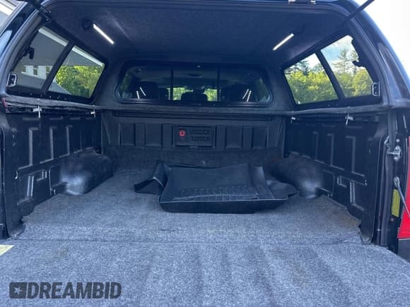 ✅ 2018 Toyota Tundra SR5 • VIN: 5TFAY5F15JX686166 • Lot: 58669405. Wystawiony na Copart z przebiegiem 299 420 mil. Bezpłatny archiwum sprzedaży aukcyjnych z USA i szczegółowy raport historii pojazdu na DreamBid. Zdjęcie 10.