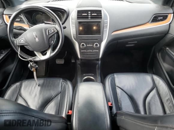 ✅ 2019 Lincoln MKC Select • VIN: 5LMCJ2D92KUL06278 • Lot: 82199585. Wystawiony na Copart z przebiegiem 62 297 mil. Bezpłatny archiwum sprzedaży aukcyjnych z USA i szczegółowy raport historii pojazdu na DreamBid. Zdjęcie 8.