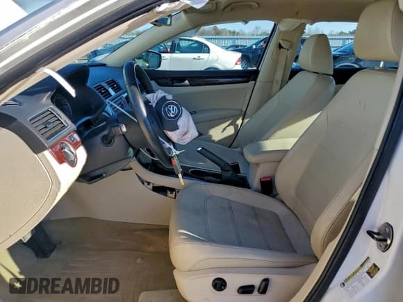 ✅ 2014 Volkswagen Passat SE • VIN: 1VWBN7A30EC058902 • Lot: 95322875. Listed on Copart with 70,409 mi. Free auction sales archive from the USA and detailed vehicle history report at DreamBid. Image 7.