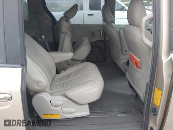 ✅ 2011 Toyota Sienna XLE • VIN: 5TDYK3DC2BS110339 • Lot: 43393623. Listed on IAAI with 218,183 mi. Free auction sales archive from the USA and detailed vehicle history report at DreamBid. Image 8.