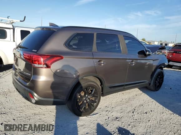2018 Mitsubishi Outlander ES z VIN JA4AZ3A32JZ026840, wystawiony jako Copart lot #82738415 z przebiegiem Nie podano mil oraz Czysty tytuł • Clean title. Historia ofert i sprzedaży dostępna na DreamBid. Obrazek 3.