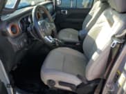 ✅ 2023 Jeep Gladiator Mojave • VIN: 1C6JJTEG4PL572407 • Lot: 82596735. Wystawiony na Copart z przebiegiem 11 158 mil. Bezpłatny archiwum sprzedaży aukcyjnych z USA i szczegółowy raport historii pojazdu na DreamBid. Zdjęcie 7.