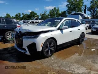 ✅ 2023 BMW iX xDrive50 • VIN: WB523CF06PCM57828 • Lot: 61883924. Wystawiony na Copart z przebiegiem 11 225 mil. Bezpłatny archiwum sprzedaży aukcyjnych z USA i szczegółowy raport historii pojazdu na DreamBid. Zdjęcie 1.