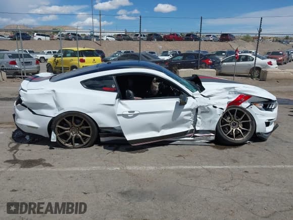 ✅ 2016 Ford Mustang GT • VIN: 1FA6P8CFXG5299021 • Lot: 42182362. Wystawiony na IAAI z przebiegiem 129 709 mil. Bezpłatny archiwum sprzedaży aukcyjnych z USA i szczegółowy raport historii pojazdu na DreamBid. Zdjęcie 13.