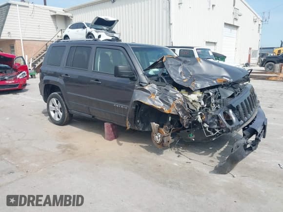 ✅ 2016 Jeep Patriot High Altitude • VIN: 1C4NJPFA2GD612411 • Lot: 42921391. Wystawiony na IAAI z przebiegiem 121 746 mil. Bezpłatny archiwum sprzedaży aukcyjnych z USA i szczegółowy raport historii pojazdu na DreamBid. Zdjęcie 1.