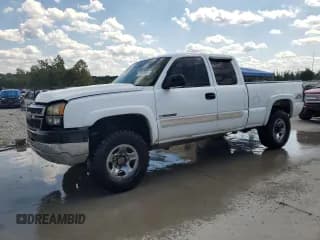 ✅ 2005 Chevrolet Silverado 2500HD LS • VIN: 1GCHK29U05E248256 • Lot: 70649665. Wystawiony na Copart z przebiegiem 253 440 mil. Bezpłatny archiwum sprzedaży aukcyjnych z USA i szczegółowy raport historii pojazdu na DreamBid. Zdjęcie 1.