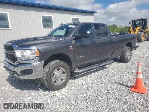 ✅ 2022 Ram 3500 Tradesman • VIN: 3C63R3GL7NG396989 • Lot: 55659625. Wystawiony na Copart z przebiegiem 51 431 mil. Bezpłatny archiwum sprzedaży aukcyjnych z USA i szczegółowy raport historii pojazdu na DreamBid. Zdjęcie 1.