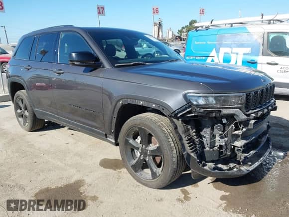 2023 Jeep Grand Cherokee Altitude z VIN 1C4RJHAG7PC545975, wystawiony jako IAAI lot #42183342 z przebiegiem 21 836 mil mil oraz . Historia ofert i sprzedaży dostępna na DreamBid. Obrazek 1.