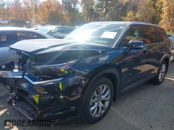 ✅ 2024 Toyota Highlander Hybrid Limited • VIN: 5TDACAB57RS019911 • Lot: 43516696. Listed on IAAI with 7,907 mi. Free auction sales archive from the USA and detailed vehicle history report at DreamBid. Image 2.