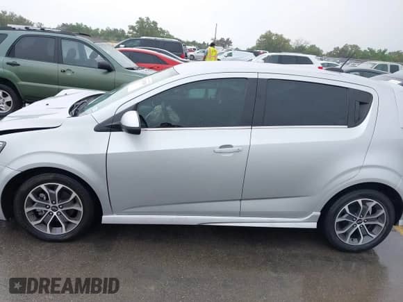 2020 Chevrolet Sonic LT z VIN 1G1JD6SB0L4136676, wystawiony jako IAAI lot #41967910 z przebiegiem 25 805 mil mil oraz . Historia ofert i sprzedaży dostępna na DreamBid. Obrazek 14.