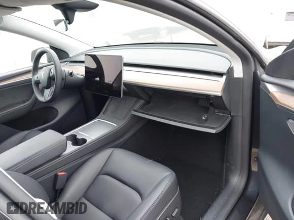 ✅ 2024 Tesla Model Y Long Range • VIN: 7SAYGAEE9RF180802 • Lot: 41221635. Wystawiony na IAAI z przebiegiem 8 078 mil. Bezpłatny archiwum sprzedaży aukcyjnych z USA i szczegółowy raport historii pojazdu na DreamBid. Zdjęcie 5.